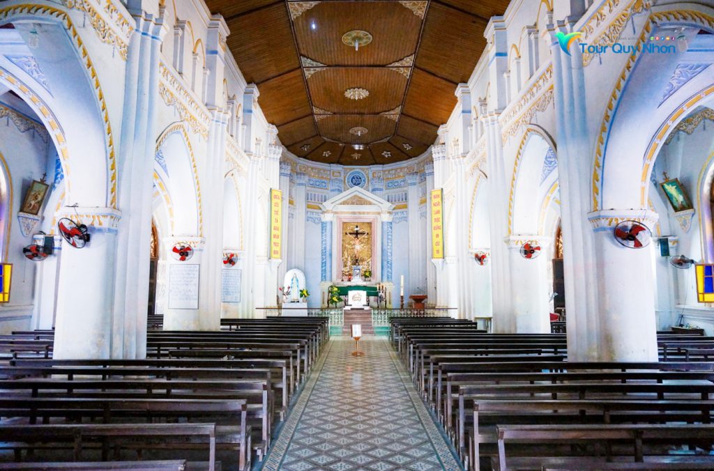 Bên trong nhà thờ Mằng Lăng