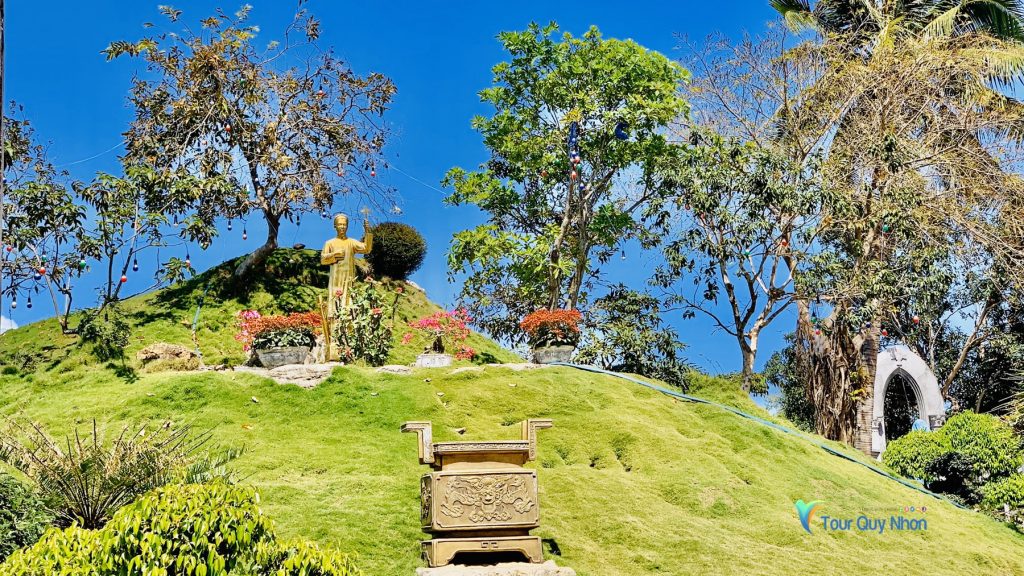 Hang thánh đường nằm dưới ngọn đồi tại nhà thờ Mằng Lăng