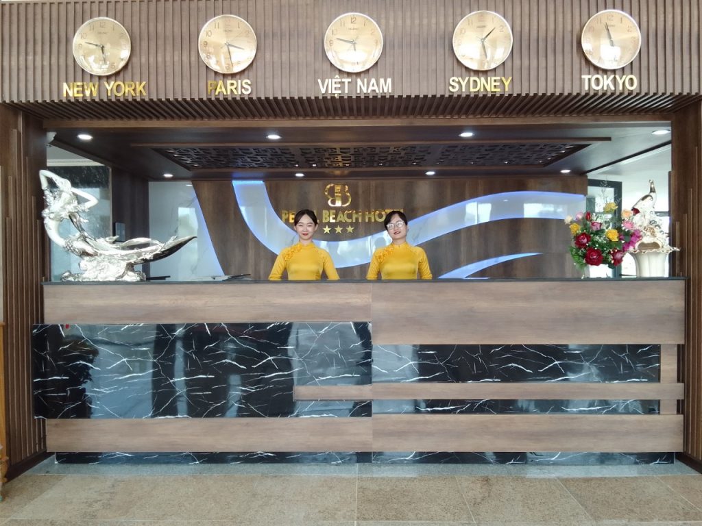 Quầy lễ tân sang trọng đón tiếp du khách khi đến với khách sạn
