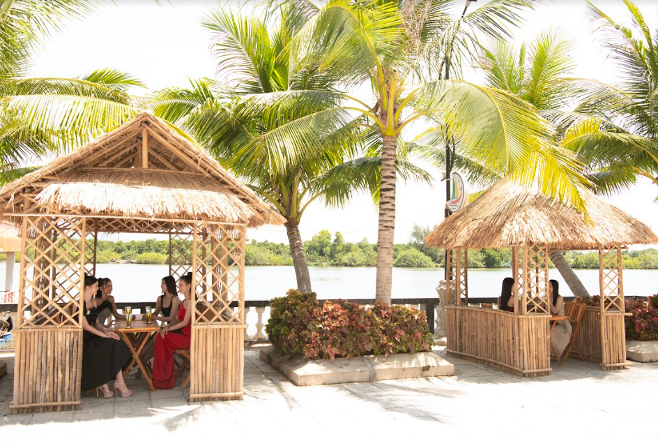 Không gian nhà hàng ngoài trời tại khách sạn Pearl Beach 
