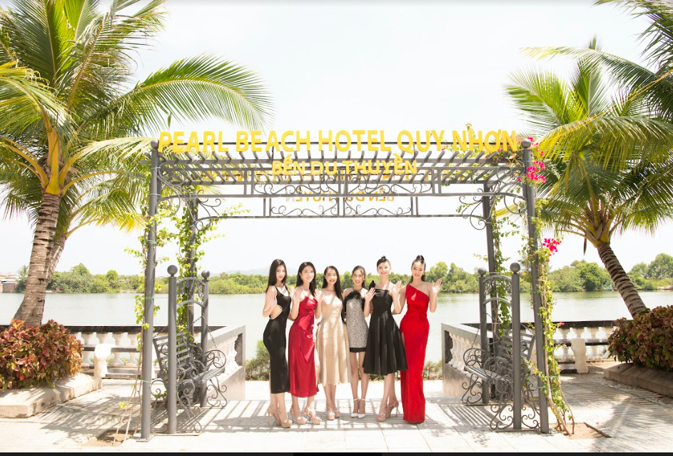 Bến du thuyền trên sông năm bên cạnh Khách sạn Pearl Beach 