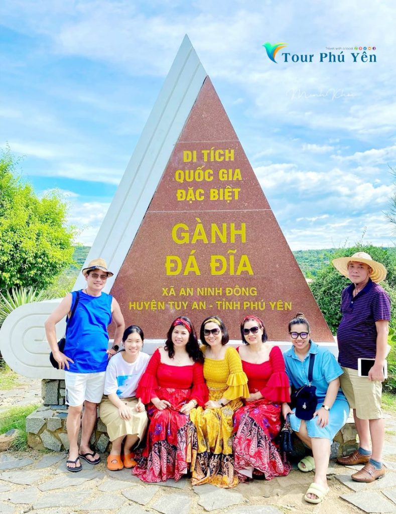 Ghềnh Đá Đĩa là một trong các điểm du lịch ở Phú Yên không thể bỏ qua